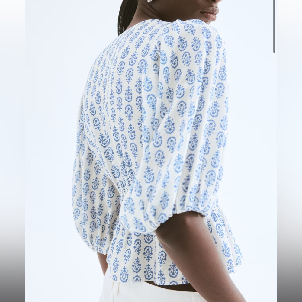 H&M V-Neck Blouse 🩵🤍 - Picture 2 of 8
